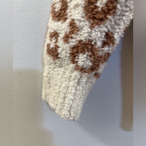 13. UGG Ugg Cecilia V-neck Sweater Snow Leopard - Picture 14 of 16